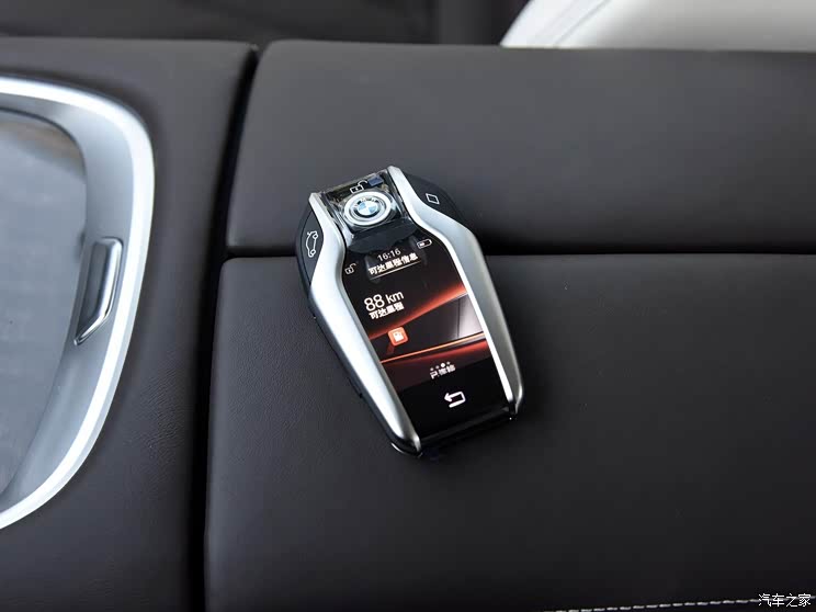 触控液晶屏钥匙，是指在遥控钥匙的基础上增加了一块液晶触控屏幕，除了能够实现常规的开门锁车功能，还能实现自动泊车、查看车辆信息等功能。

汽车之家

    触控液晶屏钥匙能够为车主带来更多操作空间，并且外观科技感十足颜值较高，但缺点也难以避免，例如较大的体积不易携带，屏幕发热及电池续航时间相对较短等，相信随着相关技术的不断突破，触控液晶屏钥匙能够以更强的性能，更实惠的价格成为一款优秀的产品。